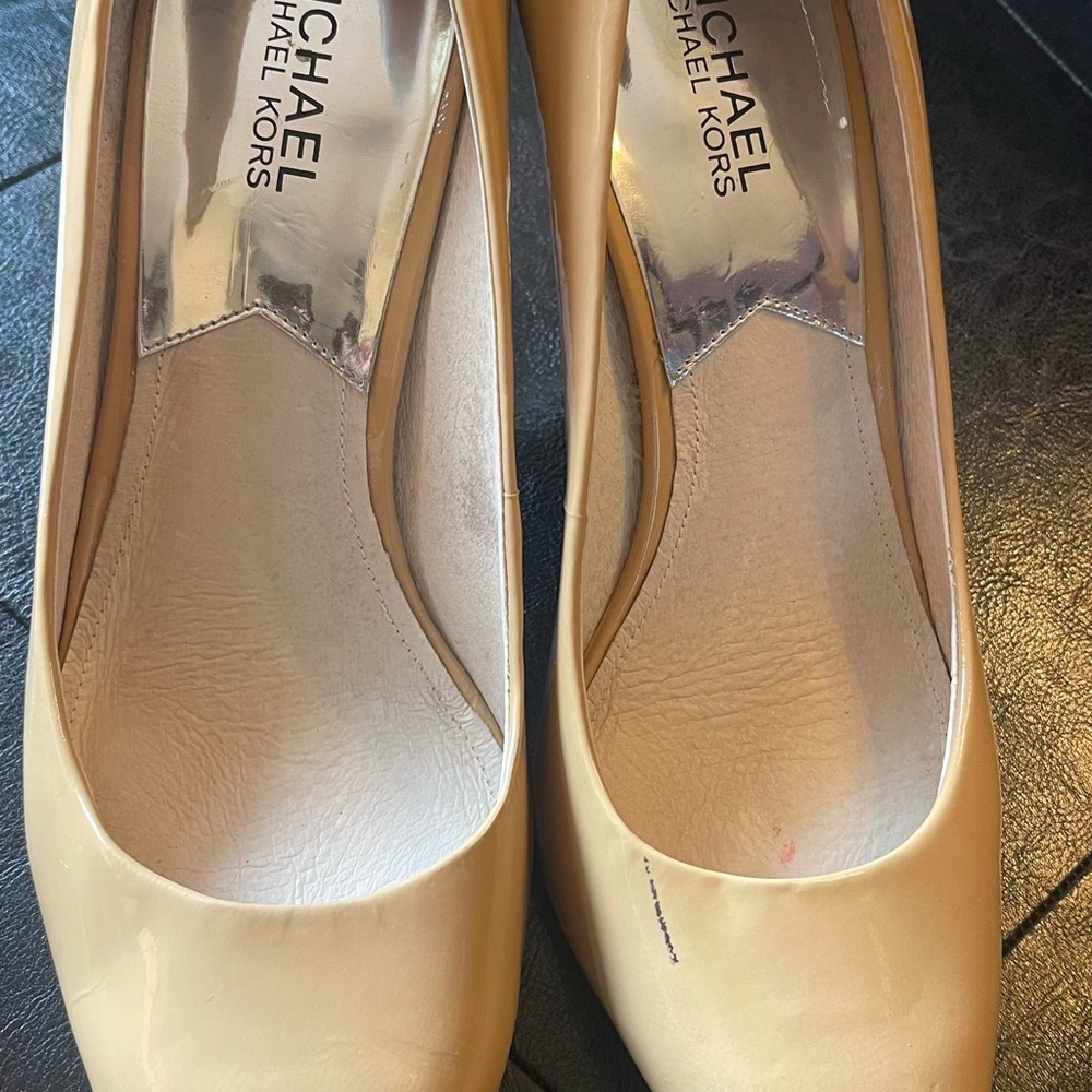 MICHAEL KORS Neutral With a Touch of Gold 3.5” Patent Heels Size 8 1/2
